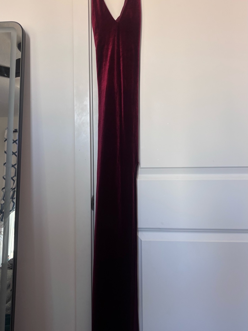 Elegant Sleeveless Velvet Maxi Dress in Deep Wine